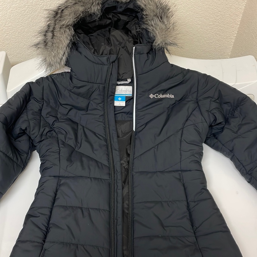 Columbia girls black hooded jacket. Size small (7-8)